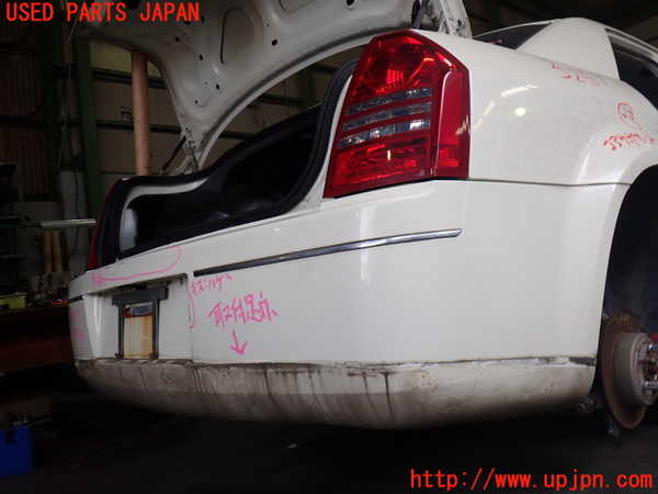 2UPJ-32571610]クライスラー・300C(LX57-)リアバンパー 中古_m0002.jpg