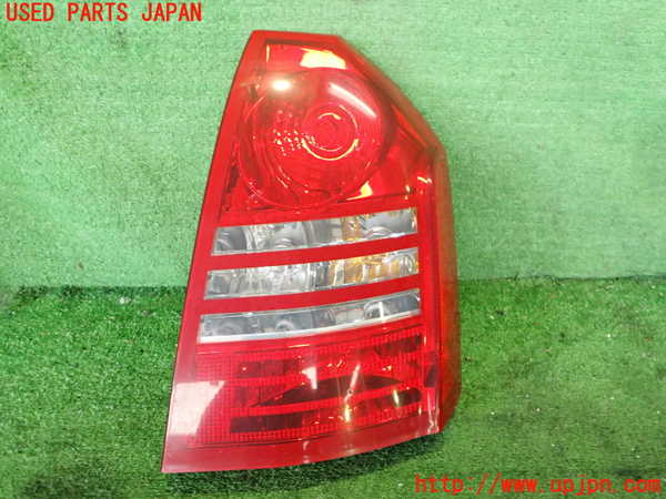 2UPJ-32571530]クライスラー・300C(LX57-)右テールランプ 中古_m0001.jpg