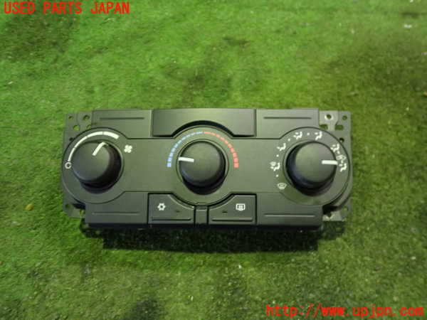 2UPJ-32576066]クライスラー・300C(LX57-)エアコンスイッチ1 中古_m0001.jpg