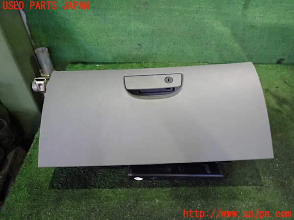 2UPJ-32577516]クライスラー・300C(LX57-)グローブボックス1 中古_m0001.jpg