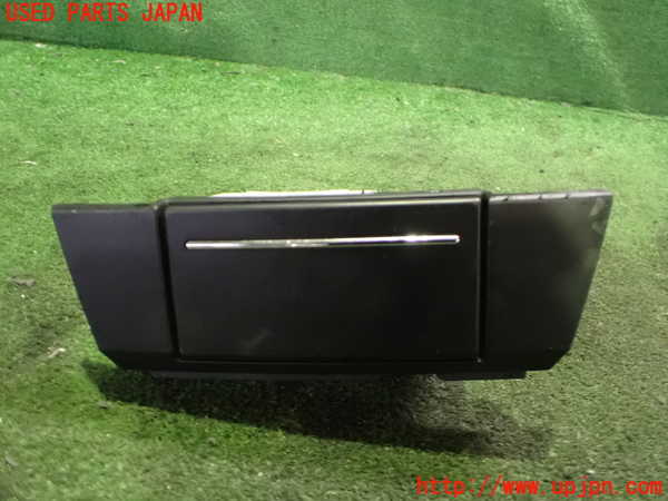 2UPJ-32577821]クライスラー・300C(LX57-)灰皿1 中古_m0001.jpg