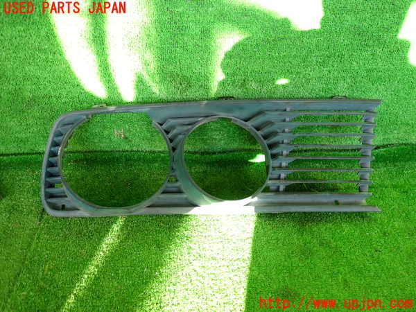 2UPJ-32591140]BMW 520i (E28)(不明)右ヘッドライトリム 中古_m0001.jpg