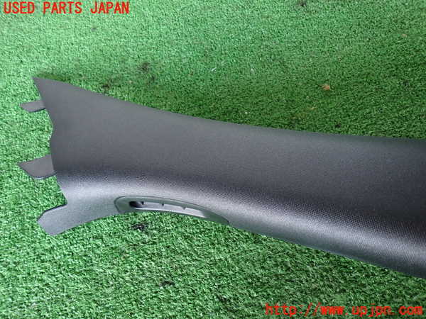 2UPJ-32627655]ジープ・グランドチェロキー(WK36T)右フロントピラートリム 中古_m0003.jpg