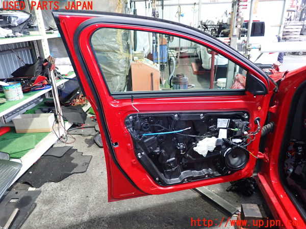 2UPJ-32641260]ベンツ GLA180 X156(156942)左前ドア 中古 FUYAO M540 43R-001565_m0003.jpg