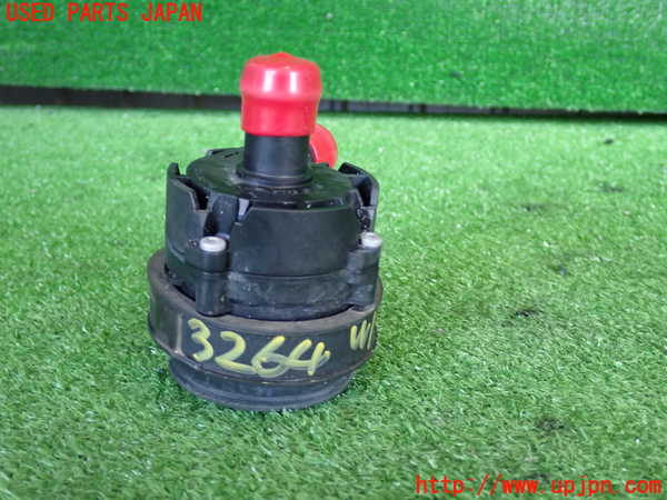 2UPJ-32642110]ベンツ GLA180 X156(156942)ウォーターポンプ 中古_m0001.jpg