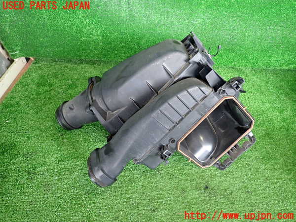 2UPJ-32642560]ベンツ GLA180 X156(156942)エアクリーナーボックス 中古_m0001.jpg