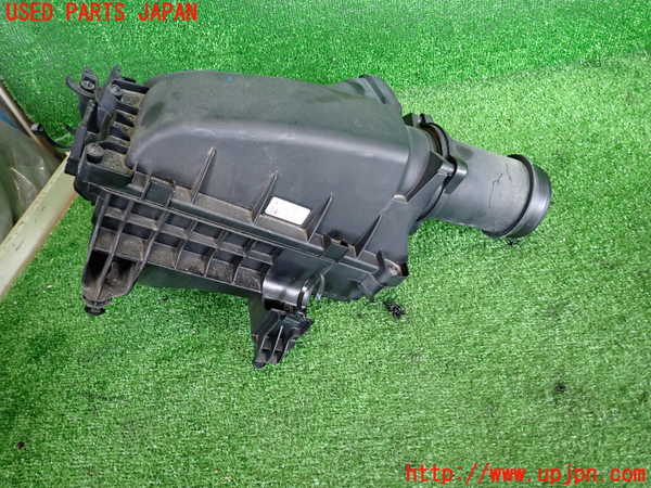 2UPJ-32642560]ベンツ GLA180 X156(156942)エアクリーナーボックス 中古_m0003.jpg