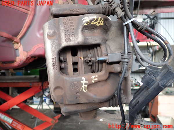 2UPJ-32644080]ベンツ GLA180 X156(156942)右フロントキャリパー 中古_m0001.jpg