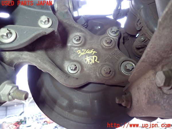 2UPJ-32644300]ベンツ GLA180 X156(156942)右リアナックルハブ 中古_m0002.jpg