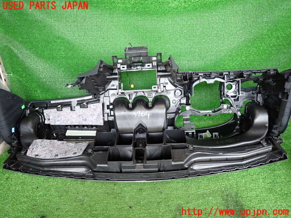 2UPJ-32647505]ベンツ GLA180 X156(156942)ダッシュボード 中古_m0005.jpg