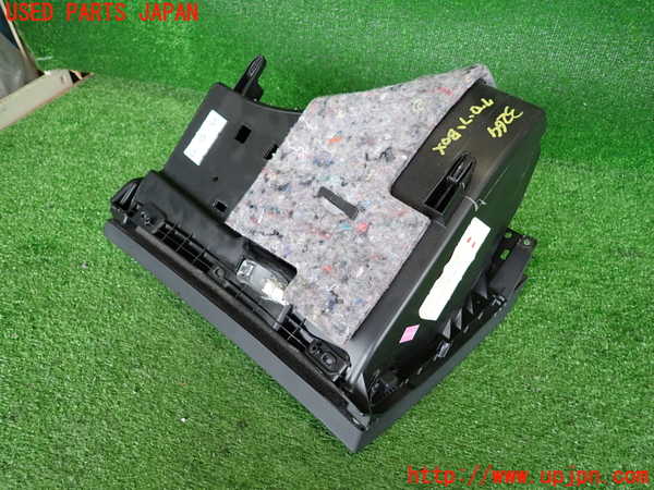 2UPJ-32647516]ベンツ GLA180 X156(156942)グローブボックス1 中古_m0003.jpg