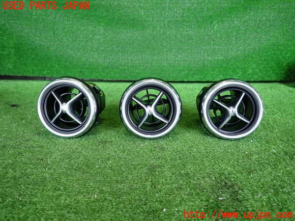 2UPJ-32647528]ベンツ GLA180 X156(156942)エアコン吹き出し口3 中古_m0001.jpg