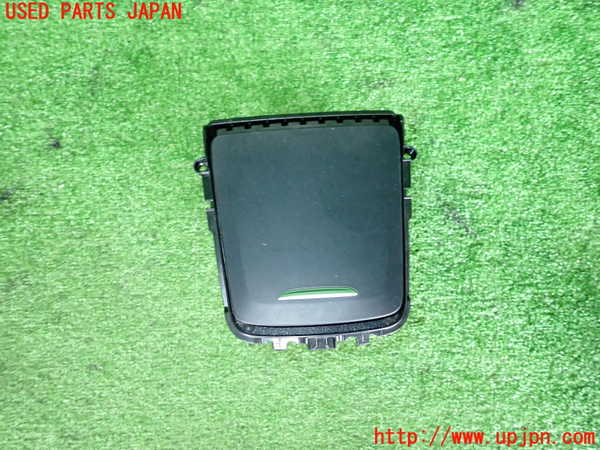 2UPJ-32647841]ベンツ GLA180 X156(156942)小物入れ1 中古_m0001.jpg