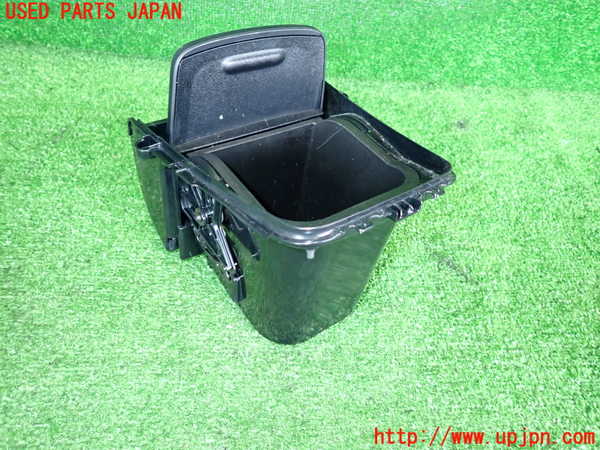 2UPJ-32647841]ベンツ GLA180 X156(156942)小物入れ1 中古_m0002.jpg