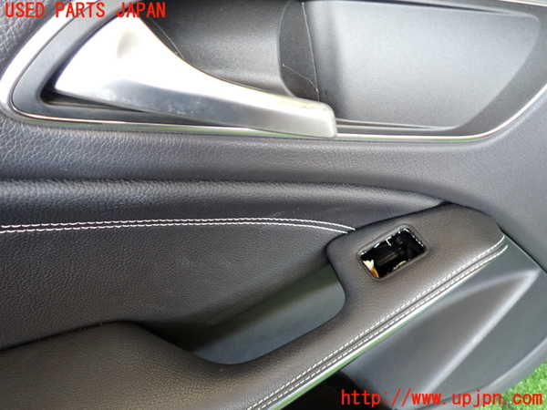 2UPJ-32641264]ベンツ GLA180 X156(156942)左前ドア内張り 中古_m0003.jpg