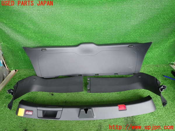 2UPJ-32641578]ベンツ GLA180 X156(156942)バックドア内張り 中古_m0001.jpg