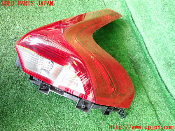 5UPJ-32681530]ボルボ・V40(MB4154T)右テールランプ 中古_m0002.jpg