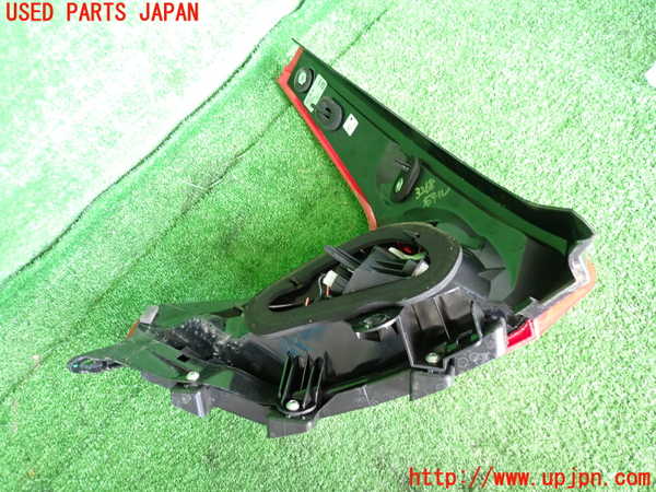 5UPJ-32681530]ボルボ・V40(MB4154T)右テールランプ 中古_m0003.jpg