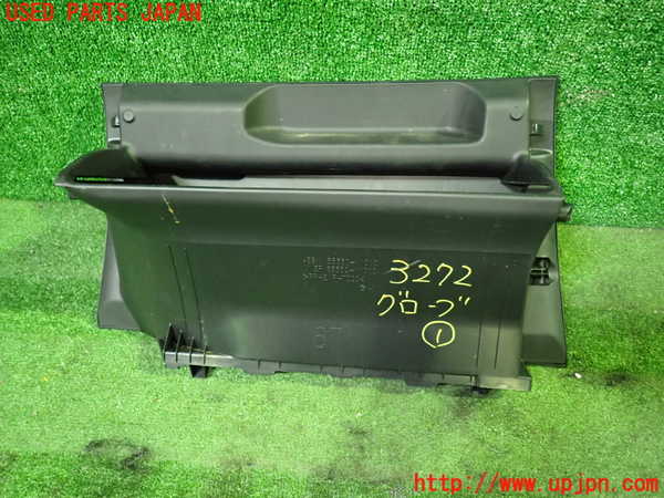 1UPJ-32727516]ノアハイブリッド(ヴォクシーハイブリッド)(ZWR90W)グローブボックス1 中古_m0002.jpg