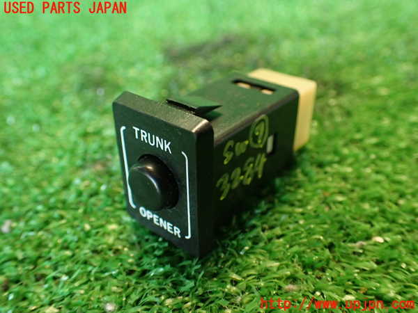 2UPJ-32846312]クラウン 4ドア ハードトップ(GS131)スイッチ7(トランクオープナー) 中古_m0001.jpg