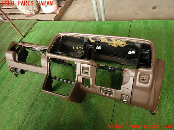 2UPJ-32847505]クラウン 4ドア ハードトップ(GS131)ダッシュボード 中古_m0001.jpg