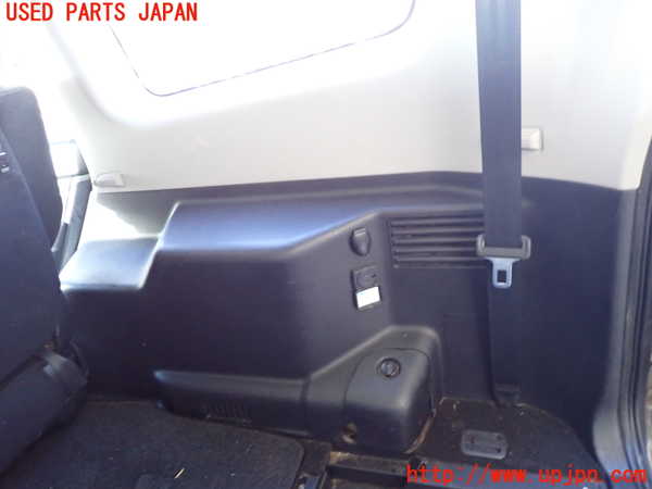 1UPJ-32897675]パジェロ(V98W)右リアピラートリム 中古_m0003.jpg