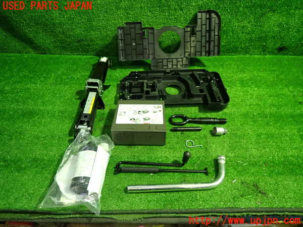 1UPJ-32947805]アウディ・S5 スポーツバック(8TCREL)車載工具 中古_m0001.jpg