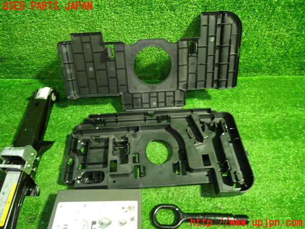 1UPJ-32947805]アウディ・S5 スポーツバック(8TCREL)車載工具 中古_m0002.jpg