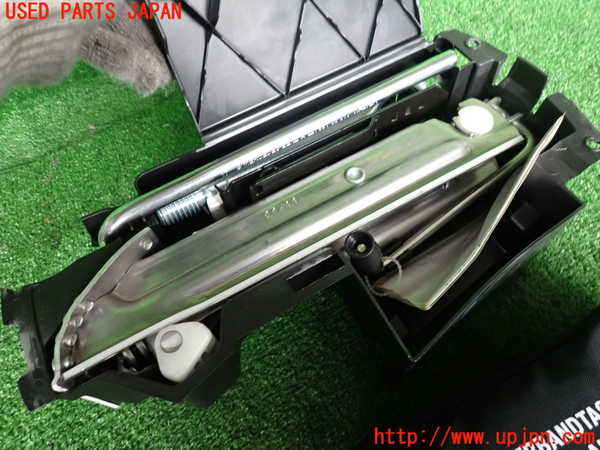 2UPJ-32967805]ベンツ C200 ステーションワゴン(204248)(204)車載工具 中古_m0002.jpg