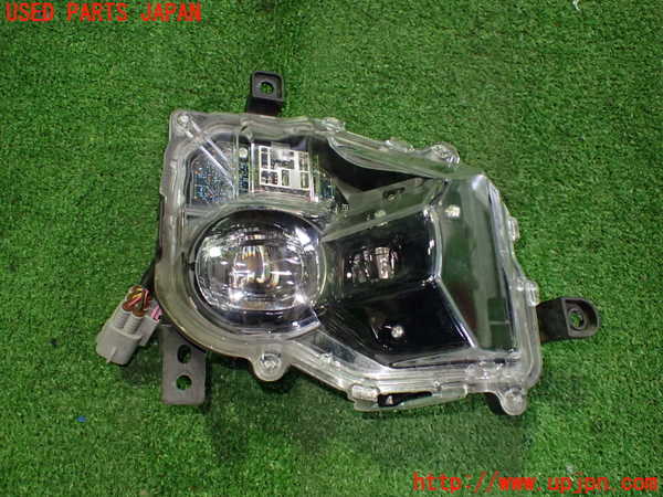 2UPJ-32971180]レクサス・UX250h(MZAH10)右フォグ 中古_m0001.jpg