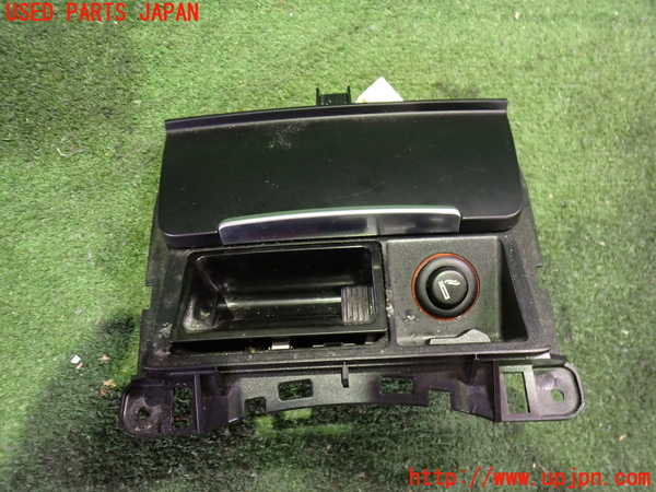 2UPJ-32987821]アウディ・A5 カブリオレ(8FCALF)灰皿1 中古_m0002.jpg