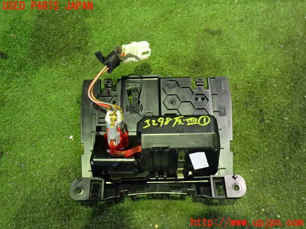 2UPJ-32987821]アウディ・A5 カブリオレ(8FCALF)灰皿1 中古_m0003.jpg