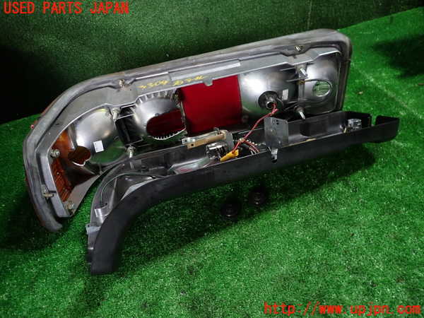 5UPJ-33041530]ベンツ 500SL(不明)右テールランプ 中古_m0005.jpg