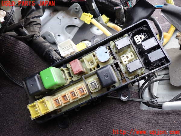 1UPJ-33196741]ハイエースワゴン100系(RZH101G)ヒューズボックス1 中古_m0001.jpg