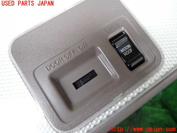 5UPJ-33196412]ハイエースワゴン100系(RZH101G)ルームランプ2 (２列目真中) 中古_m0002.jpg