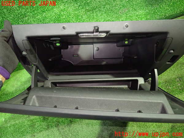 1UPJ-33207516]ボルボ・XC60(DB4204TXC)グローブボックス1 中古_m0002.jpg