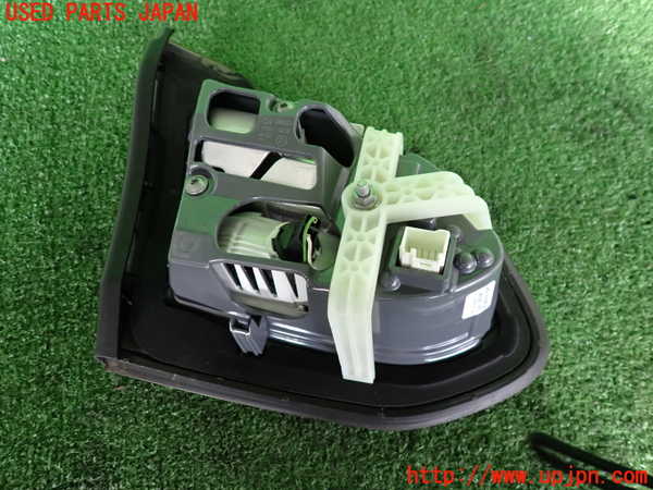 2UPJ-33281550]ベンツ C200 ステーションワゴン(205242)(205)右リアフィニッシャー 中古(A2059066200)_m0002.jpg