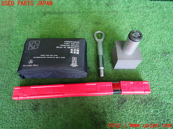 2UPJ-33287805]ベンツ C200 ステーションワゴン(205242)(205)車載工具 中古_m0001.jpg