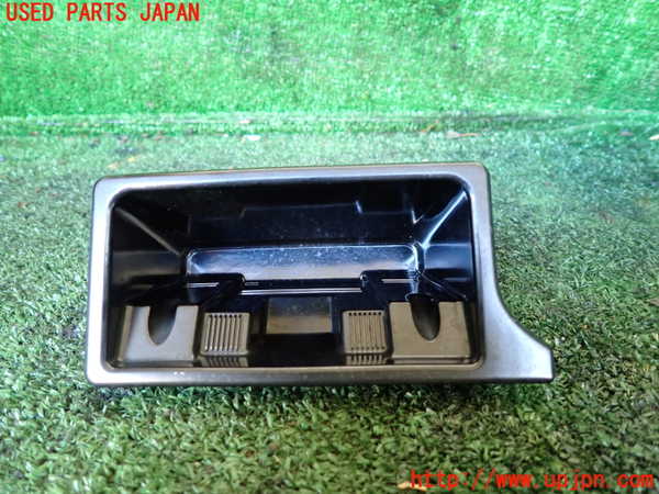 1UPJ-33347821]アウディ・A6(4GCHVS)灰皿1 中古_m0001.jpg