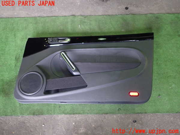 1UPJ-33351234]VW ザ･ビートル(16CPL)右ドア内張り 中古_m0001.jpg