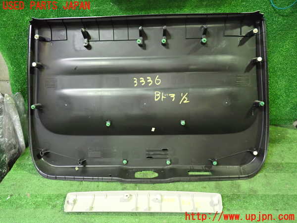 1UPJ-33361578]セレナ Sハイブリッド(HC26)バックドア内張り 中古_m0003.jpg