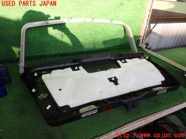 2UPJ-33561578]ベンツ A180(169032)(169)バックドア内張り 中古_m0002.jpg