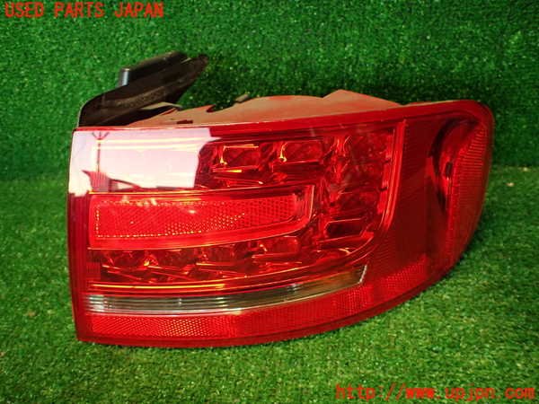 2UPJ-33581530]アウディ・A4(8KCDN)右テールランプ 中古_m0001.jpg