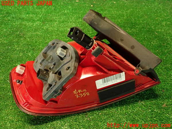 2UPJ-33581530]アウディ・A4(8KCDN)右テールランプ 中古_m0004.jpg