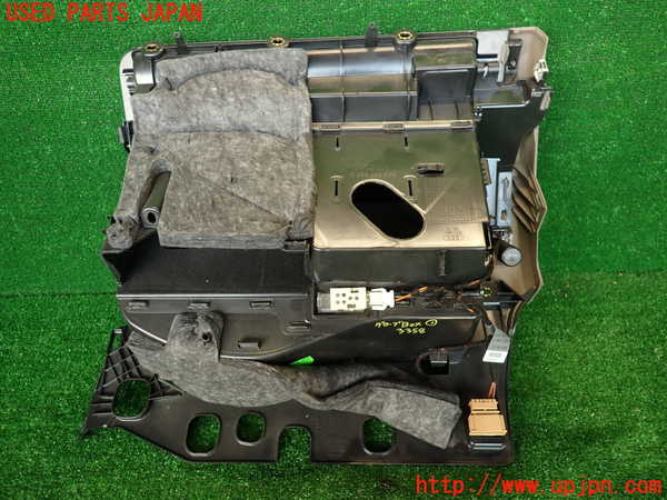 2UPJ-33587516]アウディ・A4(8KCDN)グローブボックス1 中古_m0005.jpg