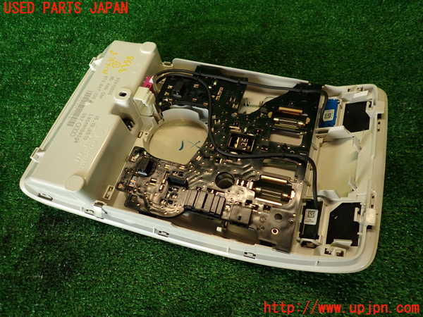 2UPJ-33586411]アウディ・A4(8KCDN)ルームランプ1 (1列目真中) 中古_m0004.jpg