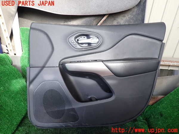 1UPJ-33731234]ジープ・チェロキー(KL20L)右前ドア内張り 中古_m0001.jpg