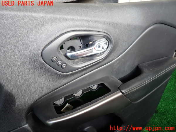 1UPJ-33731234]ジープ・チェロキー(KL20L)右前ドア内張り 中古_m0002.jpg