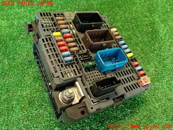 2UPJ-33766741]シトロエン・DS 5(B85F02)ヒューズボックス1 中古_m0001.jpg