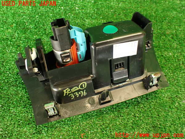 2UPJ-33767821]シトロエン・DS 5(B85F02)灰皿1 中古_m0004.jpg